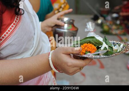 Dhaka, Bangladesch. November 2020. Die Schüler von Baba Lokenath Brahmachari feierten Rakher Upobash oder Kartik Broto durch Fasten, bis sie am Abend in Samibagh Loknath Ashram Lampen zünden. Sie beobachten das Festival jeden Samstag und Dienstag in den letzten 15 Tagen des bengalischen Monats Kartik zum wohl ihrer Lieben. Jeder Anhänger trägt Maske in ihrem Gesicht wegen covid-19 Pandemie . (Foto von MD Saiful Amin/Pacific Press) Quelle: Pacific Press Media Production Corp./Alamy Live News Stockfoto