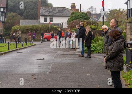 Cardiff, Wales. November 2020. Gedenksonntag, sozial distanzierte Gedenksonntag Gedenkfeiern in Llandaf Cathedral Green, Cardiff, Wales, Großbritannien. Credit Haydn Denman/Alamy Live News Stockfoto