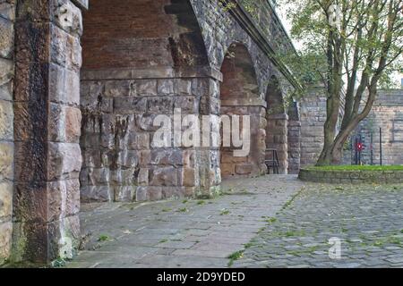 Stein gebaute Eisenbahnbögen in Newcastle upn Tyne aus dem Schwarzen Tor in der Nähe von Castle Garth gefangen. Stockfoto