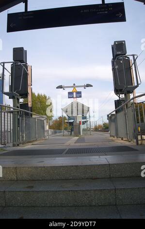 Der an der Straße Freiheit gelegene S-Bahnhof Berlin-Stresow, vormals Fernbahnhof Berlin-Spandau. Stockfoto