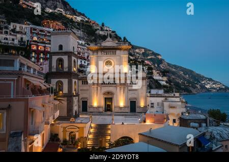 Positano Kirche Chiesa Santa Maria Assunta am Abend Abenddämmerung mit dem Stadtbild der Altstadt Stockfoto