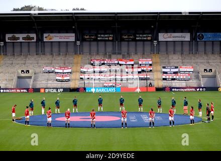 Die Spieler von Manchester United und Arsenal beobachten eine Schweigeminute zum Remembrance Sunday vor Beginn des Spiels der FA Women's Super League im Leigh Sports Village. Stockfoto