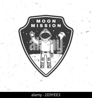 Mond Mission Logo, Abzeichen, Patch. Vektorgrafik. Konzept für Shirt, Print, Stempel, Overlay oder Schablone. Vintage Typografie Design Astronaut auf dem Mond und Erde Silhouette. Stock Vektor