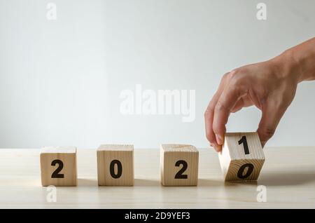 Hand Flip Holzblock mit Jahr 2020 und 2021.Happy New Jahre 2021 Stockfoto