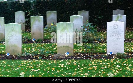 Botley Road Commonwealth war Graves, Oxford, Großbritannien. November 2020. Der jährliche Gedenkgottesdienst am Commonwealth war Graves (CWG) Oxford war dieses Jahr aufgrund der Regeln für öffentliche Versammlungen während der COVID-19 Pandemie ein begrenztes Ereignis. Der CWG-Friedhof ist einer der größten des Landes und wird von der CWG-Kommission verwaltet, die dafür sorgt, dass der Standort wunderschön gepflegt wird. ABGEBILDET sind deutsche Kriegsgefangenengräber mit einem Vergissmeinnicht (das deutsche Symbol der Erinnerung) auf einem Kreuz. Bridget Catterall/Alamy Live News. Stockfoto