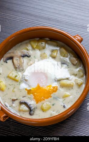 Dillsuppe mit pochiertem Ei Stockfoto
