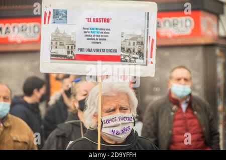 Madrid, Spanien. November 2020. Rastro-Arbeiter demonstrieren gegen die Regierung von Jose Luis Rodriguez Almeida, um die Wiedereröffnung von 50% ihrer Geschäfte zu fordern, weil sie riskieren, dass die historischen Verkäufer aufgrund der Krise verschwinden. (Foto von Alberto Sibaja/Pacific Press) Quelle: Pacific Press Media Production Corp./Alamy Live News Stockfoto