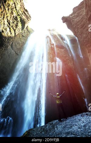 Mann in der Höhle in der Nähe des Gljufrabui Wasserfalls, Island, Europa. Landschaftsfotografie Stockfoto