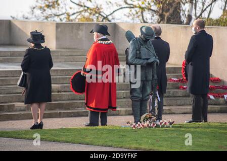 Southend Cenotaph, Southend on Sea, Essex, Großbritannien. Southend Bürgermeister, Bürgermeisterin und Tory Abgeordneten für Southend West und Ost legte Erinnerung Kränze Stockfoto