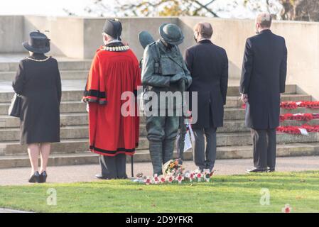 Southend Cenotaph, Southend on Sea, Essex, Großbritannien. Southend Bürgermeister, Bürgermeisterin und Tory Abgeordneten für Southend West und Ost legte Erinnerung Kränze Stockfoto