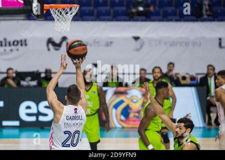 Madrid, Spanien. 8. Nov, 2020. Während RealMadrid Sieg über Urbas Fuenlabrada (79 - 68) in Liga Endesa regulären Saison Spiel (Tag 10) gefeiert in Madrid (Spanien) im Wizink Center. November 2020. (Foto von Juan Carlos García Mate/Pacific Press) Quelle: Pacific Press Media Production Corp./Alamy Live News Stockfoto