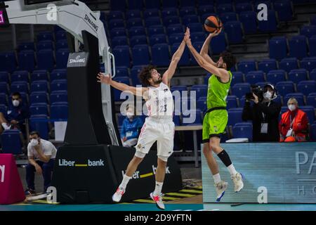 Madrid, Spanien. 8. Nov, 2020. Während RealMadrid Sieg über Urbas Fuenlabrada (79 - 68) in Liga Endesa regulären Saison Spiel (Tag 10) gefeiert in Madrid (Spanien) im Wizink Center. November 2020. (Foto von Juan Carlos García Mate/Pacific Press) Quelle: Pacific Press Media Production Corp./Alamy Live News Stockfoto