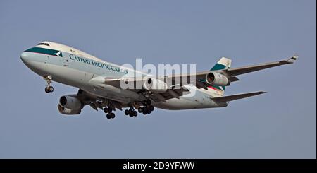 Cathay Pacific Boeing 747 B-HUP über die endgültige Annäherung an London-Heathrow Flughafen LHR Stockfoto