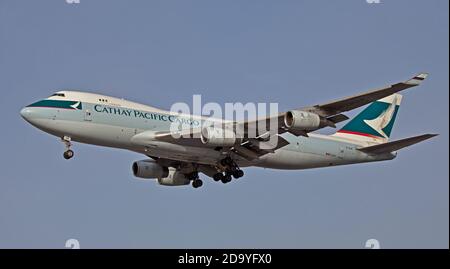 Cathay Pacific Boeing 747 B-HUP über die endgültige Annäherung an London-Heathrow Flughafen LHR Stockfoto