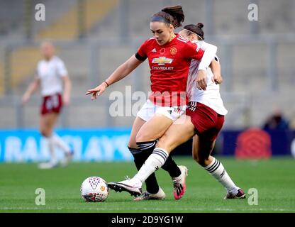 Kirsty Hanson von Manchester United (links) und Caitlin Foord von Arsenal kämpfen während des Spiels der FA Women's Super League im Leigh Sports Village um den Ball. Stockfoto