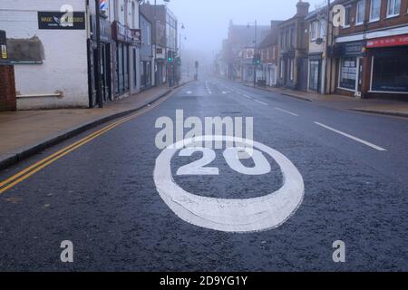 Straßenmarkierungen mit einer neuen Geschwindigkeitsbegrenzung in einem Stadtzentrum in Biggleswade, Bedfordshire, England Stockfoto