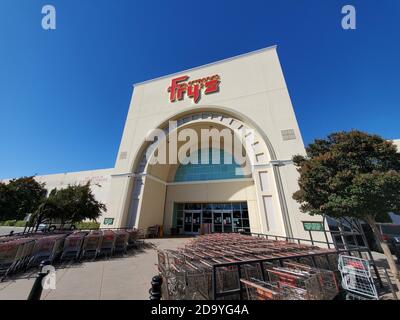 Fassade mit Logo bei Fry's Electronics, Fremont, Kalifornien, 18. Oktober 2020. () Stockfoto