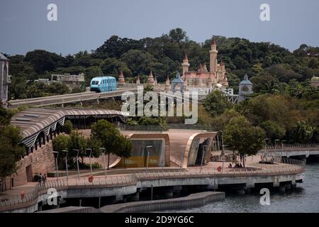 Blick auf den Sentosa Express, eine Einschienenbahn, die die Insel Sentosa mit dem HafenFront auf dem Festland von Singapur über die Gewässer verbindet. Stockfoto