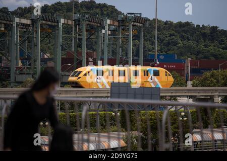 Blick auf den Sentosa Express, eine Einschienenbahn, die die Insel Sentosa mit dem HafenFront auf dem Festland von Singapur über die Gewässer verbindet. Stockfoto