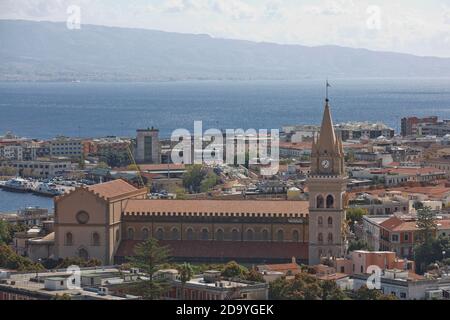 Messina, Italien - 7. Oktober 2017: Die Kathedrale von Messina (Duomo di Messina) ist eine römisch-katholische Kathedrale in Messina, Sizilien, Italien. Uhr schleppen Stockfoto