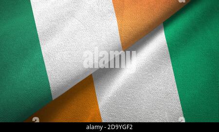 Irland und Elfenbeinküste Elfenbeinküste zwei Flaggen Textilgewebe Textur Stockfoto