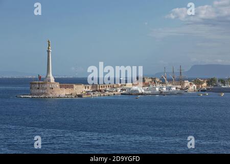 Messina, Sizilien, Italien - 7. Oktober 2017: Blick auf den Hafen von Messina mit der goldenen Statue der Madonna della Lettera in Sizilien, Italien. Stockfoto