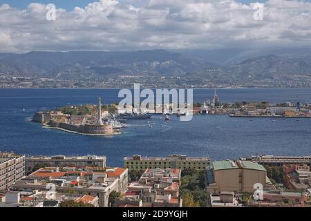 Messina, Sizilien, Italien - 7. Oktober 2017: Blick auf den Hafen von Messina mit der goldenen Statue der Madonna della Lettera in Sizilien, Italien. Stockfoto