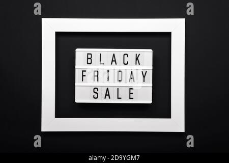 Lightbox mit Text SCHWARZ FREITAG VERKAUF und weißem Rahmen Auf schwarzem Hintergrund Stockfoto
