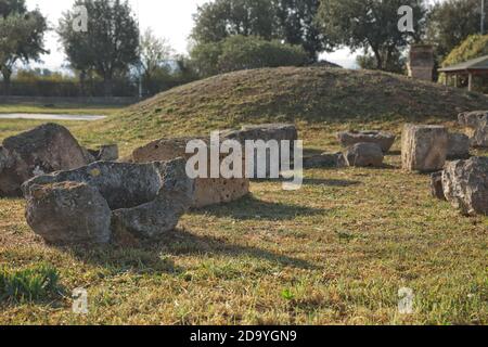 Tarquinia, Italien - 2. November 2017: Die etruskische Nekropole von Monterozzi (8. Jahrhundert v. Chr.) ist ein Weltkulturerbe in Tarquinia, Cerveteri Rom PR Stockfoto