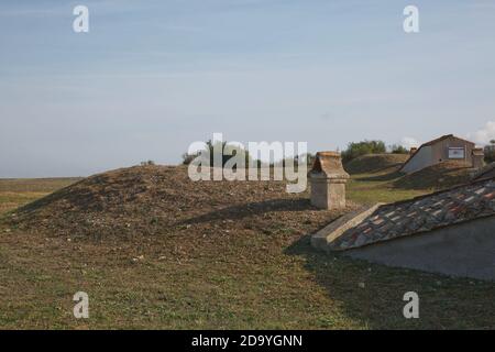 Tarquinia, Italien - 2. November 2017: Die etruskische Nekropole von Monterozzi (8. Jahrhundert v. Chr.) ist ein Weltkulturerbe in Tarquinia, Cerveteri Rom PR Stockfoto