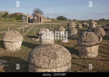 Tarquinia, Italien - 2. November 2017: Die etruskische Nekropole von Monterozzi (8. Jahrhundert v. Chr.) ist ein Weltkulturerbe in Tarquinia, Cerveteri Rom PR Stockfoto