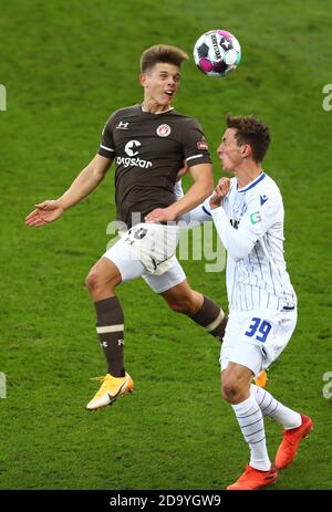 Hamburg, Deutschland. November 2020. Fußball: 2. Bundesliga, FC St. Pauli - Karlsruher SC, 7. Spieltag, Millerntor-Stadion. St. Paulis Finn Ole Becker (l.) und Karlsruher Benjamin Goller in Aktion. Bild: Martin Rose/Getty Images Europe/Pool/dpa - WICHTIGER HINWEIS: Gemäß den Bestimmungen der DFL Deutsche Fußball Liga und des DFB Deutscher Fußball-Bund ist es untersagt, im Stadion und/oder aus dem Spiel aufgenommene Aufnahmen in Form von Sequenzbildern und/oder videoähnlichen Fotoserien zu nutzen oder auszunutzen./dpa/Alamy Live News Stockfoto