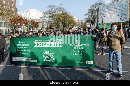 Hamburg, Deutschland. November 2020. Islamisten demonstrieren hinter einem Transparent mit der Aufschrift "aus Liebe zu unserem Propheten" gegen Beleidigungen gegen den islamischen Propheten Mohamed. Quelle: Markus Scholz/dpa/Alamy Live News Stockfoto