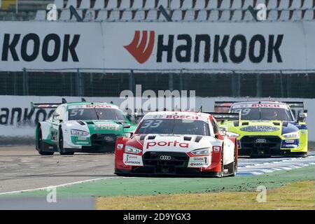 Hockenheim, Deutschland. November 2020. Motorsport: Deutsche Tourenwagen-Masters, Hockenheim - DTM - 2. Rennen: René Rast (Deutschland, Nr. 33), Audi Sport Team Rosberg, Mike Rockenfeller (Landschlacht/Schweiz, Nr. 99), Audi Sport Team Phoenix, und Nico Müller (Schweiz, Nr. 51), Audi Sport Team Abt Sportsline, auf dem Hockenheimring. Kredit: Hasan Bratic/dpa/Alamy Live Nachrichten Stockfoto