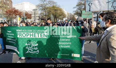 Hamburg, Deutschland. November 2020. Islamisten demonstrieren hinter einem Transparent mit der Aufschrift "aus Liebe zu unserem Propheten" gegen Beleidigungen gegen den islamischen Propheten Mohamed. Quelle: Markus Scholz/dpa/Alamy Live News Stockfoto