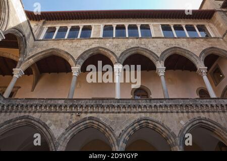 Tarquinia, Italien - 2. November 2017: Der Palazzo Vitelleschi und das archäologische Museum sind beliebte Touristenattraktionen in Tarquin Stockfoto