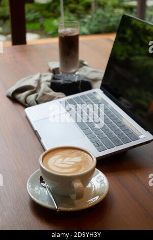 Heißer Kaffee und Eiskaffee auf Holztisch, Foto Stockfoto