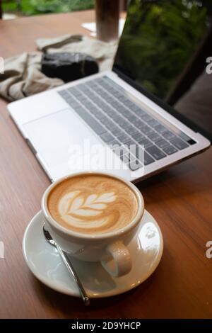 Heißer Kaffee und Eiskaffee auf Holztisch, Foto Stockfoto