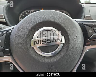 Nahaufnahme des Logos für den Automobilhersteller Nissan am Fahrzeuglenkrad, Walnut Creek, Kalifornien, 9. Oktober 2020. () Stockfoto