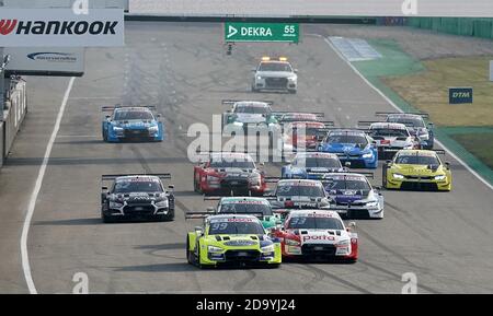 08. November 2020, Baden-Württemberg, Hockenheim: Motorsport: German Touring Car Masters, Hockenheim - DTM - 2. Rennen: Rennstart: Mike Rockenfeller (Landschlacht/Schweiz, Nr. 1) 99), Audi Sport Team Phoenix, René Rast (Minden, Nr. 33), Audi Sport Team Rosberg, Nico Müller (Schweiz, Nr. 51), Audi Sport Team Abt Sportsline, Jamie Green (Großbritannien, nein 53), Audi Sport Team Rosberg, Sheldon van der Linde (Südafrika, Nr. 31), BMW Team RBM, Robert Kubica (Polen, Nr. 8), ART Grand Prix, Marco Wittmann (Fürth/Deutschland, Nr. 11), BMW Team RMG, Loic Duval (Frankreich, Nr. 28), Audi Sport Stockfoto