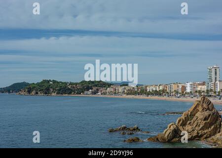 Meereslandschaft. Der Strand und die Küste des Ortes Lloret De Mar (Spanien). Stock Foto Stockfoto