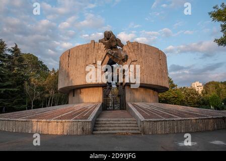 Burgas, Bulgarien, 25. September 2020 das Pantheon-Denkmal im Meeresgarten von Burgas. Das Denkmal erinnert an die Toten des 2. Weltkrieges Stockfoto