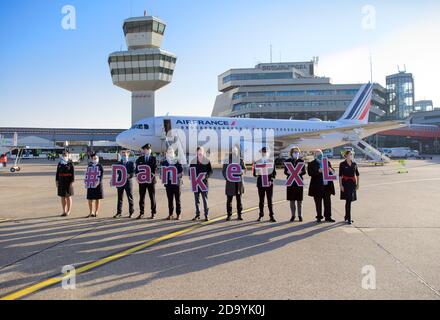 Berlin, Deutschland. November 2020. Mit den Buchstaben des Slogans '#DankeTXL' verabschiedet sich der Airbus der französischen Fluggesellschaft Air France vor seiner Abreise nach Paris am Flughafen Tegel (TXL). Der Flughafen Tegel schließt mit dem Abflug der letzten Linienflugnummer AF 1235. Quelle: Soeren Stache/dpa-Zentralbild/dpa/Alamy Live News Stockfoto