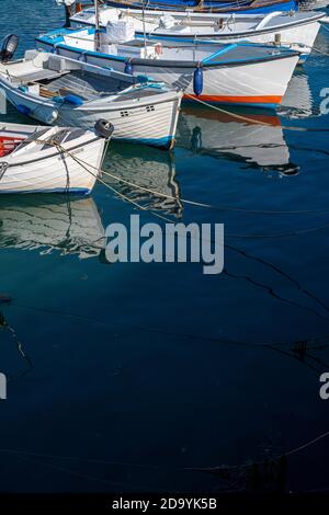 Kleine Boote im Hafen von Porthleven in Cornwall, einem kleinen Fischerdorf, das bei Touristen beliebt ist Stockfoto