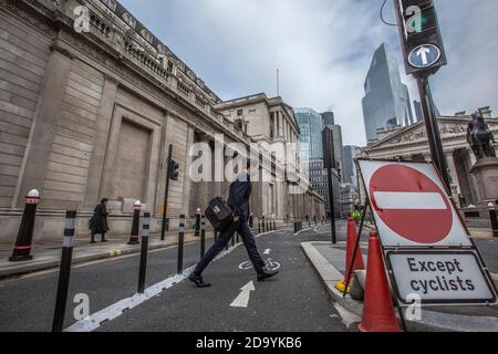 Ruhige Straßen rund um die Bank of England und Royal Exchange am ersten Tag der zweiten Coronavirus-Sperre ab 5. November 2020, City of London, Großbritannien Stockfoto