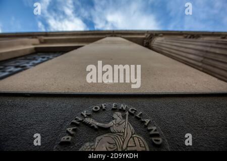 Ruhige Straßen rund um die Bank of England und Royal Exchange am ersten Tag der zweiten Coronavirus-Sperre ab 5. November 2020, City of London, Großbritannien Stockfoto