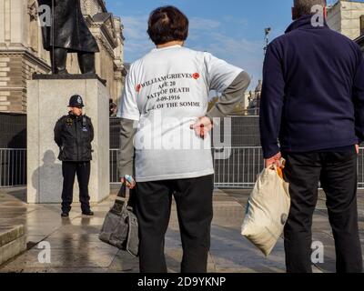 Mitglieder der Öffentlichkeit versammeln sich auf dem Parliament Square in London, um während der Sperre am Remembrance Sunday ihren Respekt zu zollen. Stockfoto