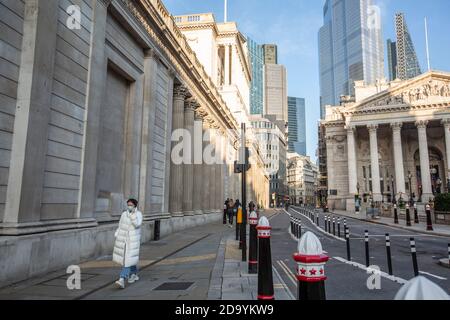 Ruhige Straßen rund um die Bank of England und Royal Exchange am ersten Tag der zweiten Coronavirus-Sperre ab 5. November 2020, City of London, Großbritannien Stockfoto