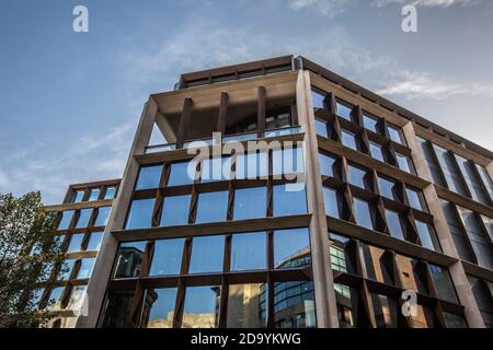 Bloomberg-Gebäude in der Queen Victoria Street am ersten Tag der zweiten Coronavirus-Sperre, die am 5. November 2020 beginnt, City of London, Großbritannien Stockfoto