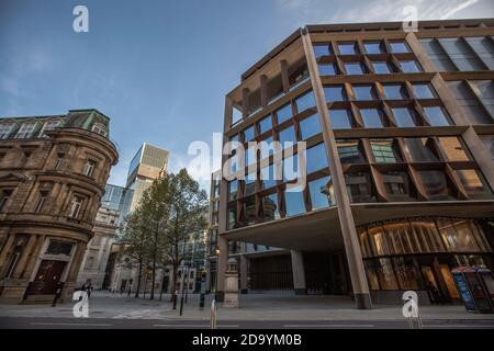 Bloomberg-Gebäude in der Queen Victoria Street am ersten Tag der zweiten Coronavirus-Sperre, die am 5. November 2020 beginnt, City of London, Großbritannien Stockfoto